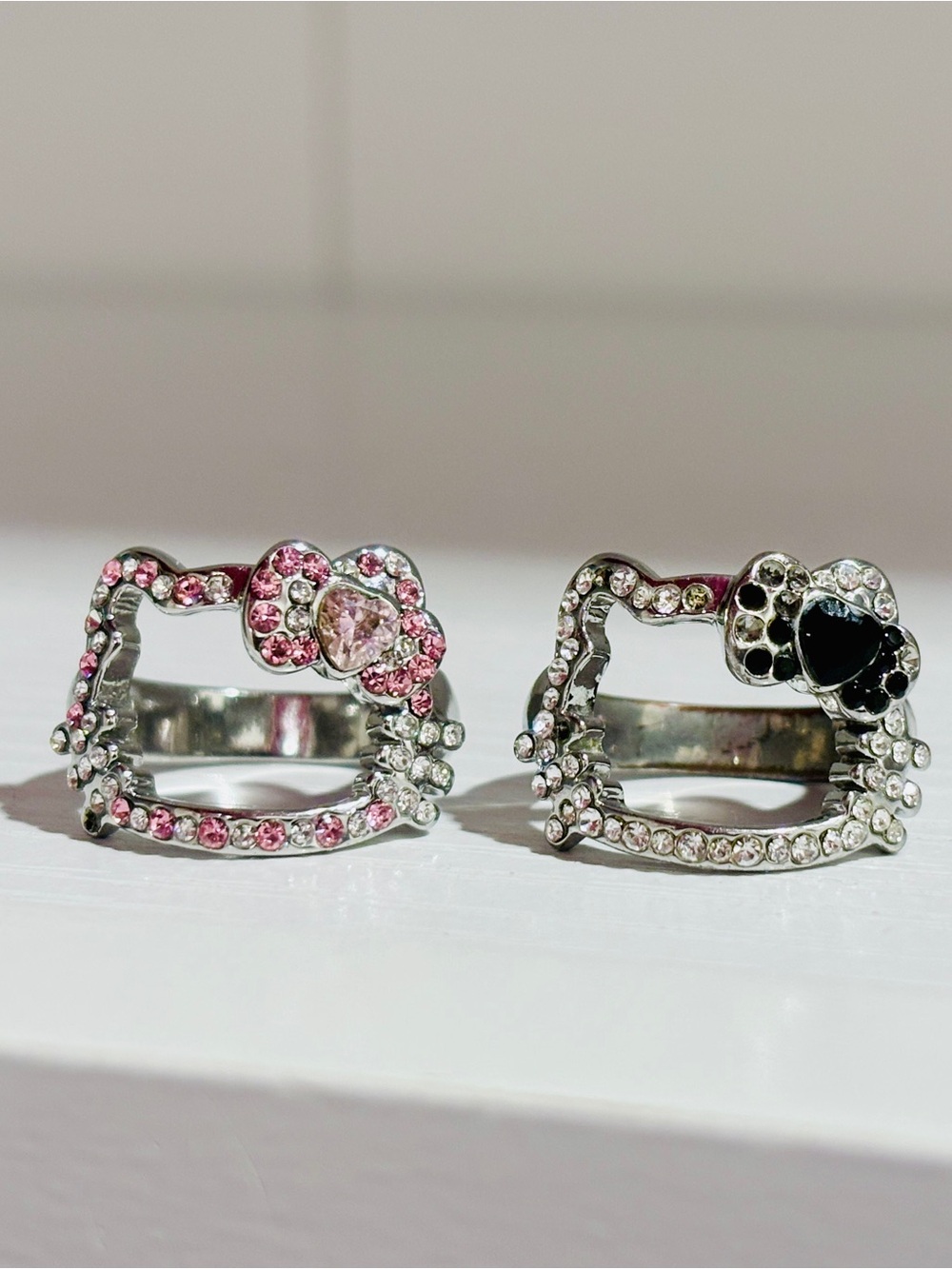 Hello Kitty - 2009 vintage Sanrio Store heart rhinestone ring set